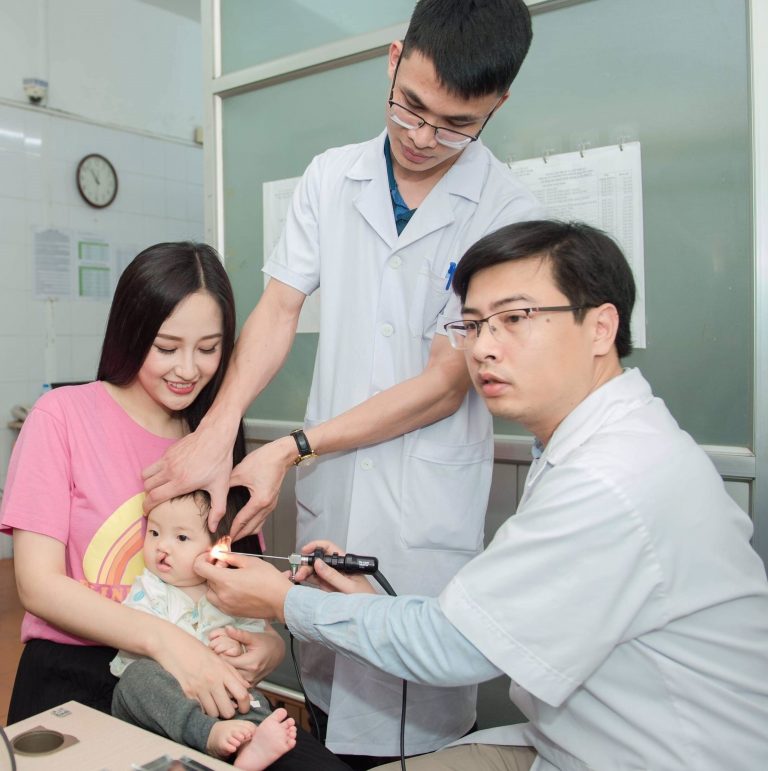 ThS.BS. Khiếu Hữu Thanh khám và điều trị miễn phí bệnh lý tai giữa cho trẻ khe hở vòm miệng trong các chương trình phẫu thuật nhân đạo